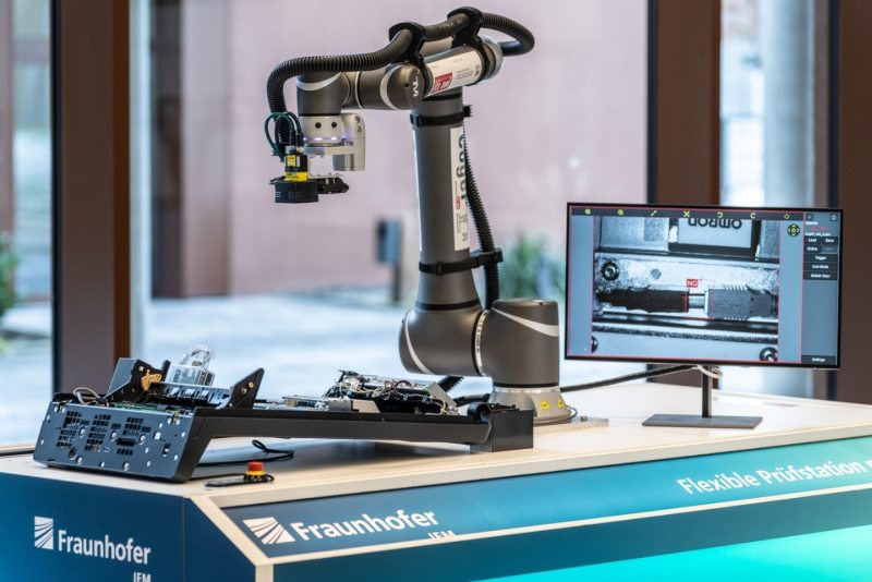 Die KI-gestützte Bildauswertung ist direkt im Kameramodul des Roboterarms integriert (Bild: Fraunhofer IEM / Janosch Gruschczyk).