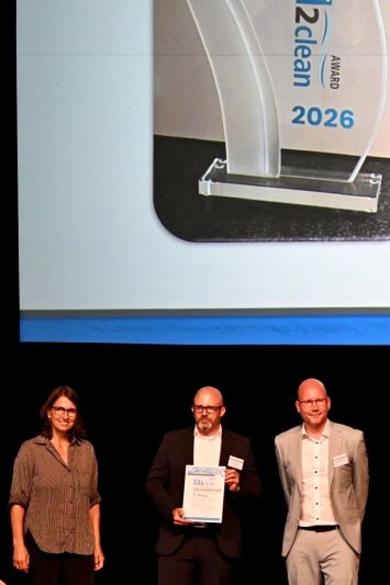 Mit einer innovativen Lösung zur Erfassung des Kavitationsrauschpegels von Ultraschall sicherte sich Elma Schmidbauer den dritten Platz. Entgegengenommen hat die Auszeichnung Oliver Bothe (Mitte), Senior Produktmanager (Bild: FiT).