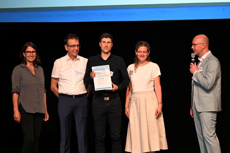 Über den 2. Platz freuten sich Wolfgang Schmitt (Anwendungstechnik, 2. v. li), André Lohse (Leiter Anwendungstechnik, Mitte) und Geschäftsführerin Juliane Schulze (2. v. re) von Sita Messtechnik (Bild: FiT).
