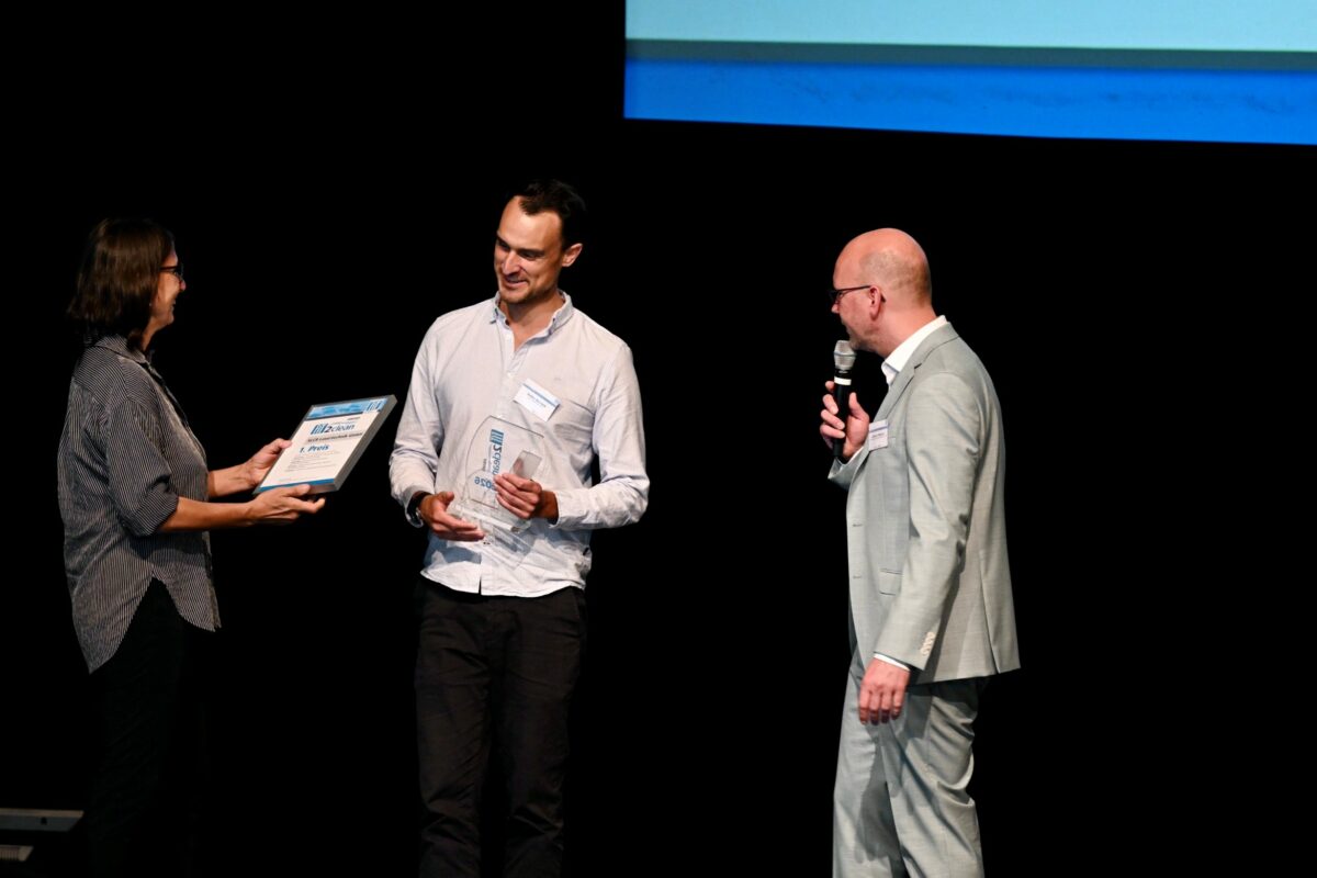 Der »FiT2clean Award 2026« ging an SLCR Lasertechnik, vertreten durch Vertriebsleiter Steffen Neuhaus (Bild: Fachverband industrielle Teilereinigung e. V.).