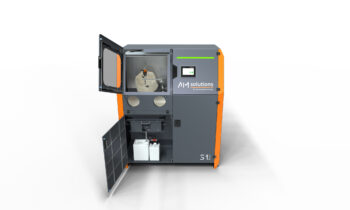 Die Maschine vereint Reinigung und Oberflächenbearbeitung in einem System und ermöglicht einen durchgängigen Prozess für die automatisierte Nachbearbeitung (Bild: Rösler Oberflächentechnik GmbH).
