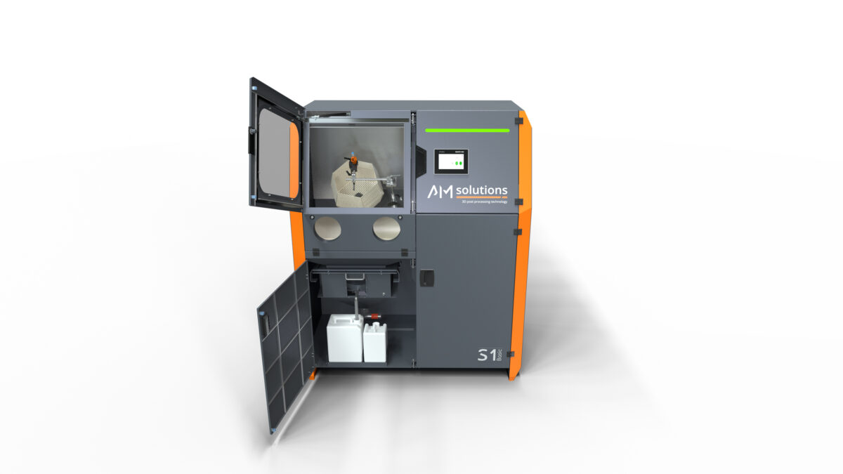 Die Maschine vereint Reinigung und Oberflächenbearbeitung in einem System und ermöglicht einen durchgängigen Prozess für die automatisierte Nachbearbeitung (Bild: Rösler Oberflächentechnik GmbH).
