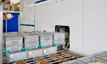 Die jüngste Reinigungsanlage bei Rosenberger in Fridolfing ist eine Kohlenwasserstoff-Alkohol-Anlage mit dem Reinigungsmedium »Isoclean RG 59« (Bild: Ingo Jensen/Richard Geiss GmbH).