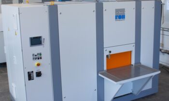 Die Lösemittelreinigungsanlage ist an veränderte Anforderungen in der Teilereinigung angepasst und für geringere Reinigungsaufkommen bei hohen Sauberkeitsanforderungen ausgelegt (Bild: Karl Roll GmbH & Co. KG).